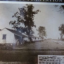 Das Bild zeigt die Sklavenquartiere hinter dem Herrenhaus in der Zeit von Ende 19. anfangs 20. Jahrhundert.