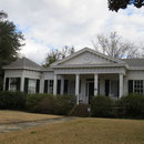 Die Stadt ist berühmt für ihre grandiosen Herrenhäuser der Antebellum-Architektur im Greek Revival Style