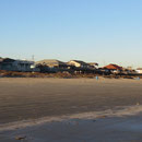 Der Strand mit Ferienhäusern