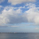Blick auf Ediz Hook, eine natürliche 4.8 km lange Landzunge, die in die Strait of Juan de Fuca hinausragt mit schönem Wolkenbild
