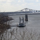 Brücke über den Mississippi mit einem Raddampfer