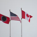 Flaggen von Kanada / USA (ganz links die Flagge der Reederei)