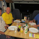 Feines Nachtessen und gemütliches Zusammensein im Camper von Tita und Dick
