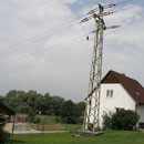 Leitungsmast gefährdet das Leben von Großvögeln.            Foto: Robert Gattringer