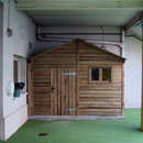 Abris en bois dans la crèche "Rochefoucault" (Paris)