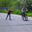 Inline-Skaten und Radeln