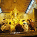 Der Mahamuni-Buddha - auch bekannt als "sitzender Buddha" mit mehreren Schichten Goldblätter! Übrigens: Ladies are not allowed!