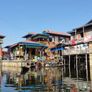 Fischerdorf inmitten des Inle-Lakes
