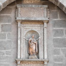PUENTE DE SAN MARTÍN. Escultura representando a San Julián. Debajo del nicho placa memorial con alabanzas al arzobispo Pedro Tenorio.