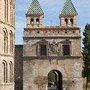 PUERTA DE BISAGRA. Fachada sur. 1550.