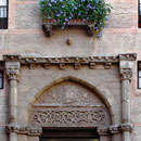 CASA DE LOS TOLEDO. Siglo XIV. En el tímpano el escudo de los Álvarez de Toledo. Plaza de los Toledo.