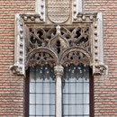 PALACIO DE JUSTICIA. El ventanal gótico procede del palacio del Conde de Arcos, (demolido en 1931) y instalado en 1962 en el sitio actual.