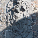 PUERTA DE BISAGRA. Fachada norte. En cada cubo un escudo con un rey sentado en una silla.