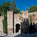 PUERTA DE ALCÁNTARA. Enfrentado al puente, forma un pequeño reducto fortificado.