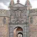 PUERTA DE BISAGRA. Traza: Alonso de Covarrubias, 1559. Realización: Hernán González de Lara. Fachada norte.