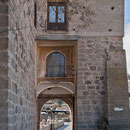 PUENTE DE SAN MARTÍN. Fachada que abre hacia la ciudad. En el nicho la imagen de la Virgen enmarcado con pinturas murales del s. XVI.