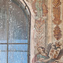 PUENTE DE SAN MARTÍN. Detalle de las pinturas murales, siglo XVI, flanqueando el nicho de la Virgen.