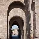 PUENTE DE SAN MARTÍN. Torreón de defensa del siglo XII, reedificado por el arzobispo Pedro Tenorio en el siglo XIII.