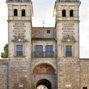 PUERTA DE BISAGRA. Patio de las Armas. Al fondo la portada de la Ermita de la Virgen de la Estrella. Los escudos de la ciudad en los chapiteles son obra de Sebastián Aguado, 1931.