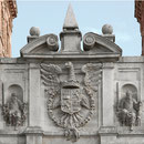 PUERTA DEL CAMBRÓN. Escudo de la ciudad y dos figuras de reyes godos sentados.