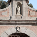 PUENTE DE ALCÁNTARA. Arco de entrada al puente. En el ático una hornacina con la imagen de la Inmaculada Concepción.