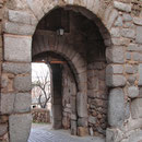 PUERTA DE VALMARDÓN, denominación en árabe: BAB AL-MARDUM, que significa puerta tapiada, colmatada o condenada. Siglo IX - X. Fachada interior.