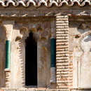 IGLESIA DE SAN ANDRÉS. Detalle de la galería de arquillos polilobulados ciegos separados por fustes cerámicos. Siglo XII.