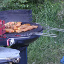 Dieser Grill zeigt's an: Nicki und Pierre sind doch schon heute angereist.