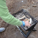 Schnell ist ein Grill mit noch Glut gefunden & noch schneller ist Fleisch draufgelegt!
