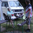 Jetzt wird erst mal gemütlich gegrillt und zusammen angestoßen.