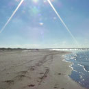 Ein fast menschenleerer Strand
