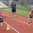 Flora und Loenie beim Start zum 150 m Shuttlelauf