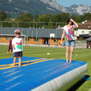 Kids auf der Airtrack-Matte