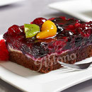 Waldfruchtschnitte auf dunklem Rührteig mit Vanillepudding