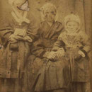 [probablement] Reine VITEL et ses deux filles Anne Louise (g.) et Marie Augustine (dr.), vers 1885.