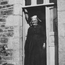 Angèle RENAULT devant sa maison du Gouray (1939)