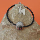 Armband Spiralkugel, geflochtenes Leder, Verlängerungskettchen und TT-Anhänger (49 € *) - als Kette bis 50 cm (60 € *)