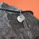 Hundehaar - Anhänger (Edelstahl) mit Edelstahl-Herz und gefl. Lederkette (49 €)