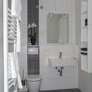 Modernes Bad mit ebenerdiger Dusche