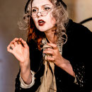 Sylvia Rena Ziegler als Frau Grubach in Der Prozess, Theater Magdeburg 2015 (Foto: Andreas Lander)