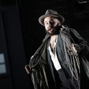 Ralf Rachbauer als Trabucco in La forza del destino, Oper Köln (Foto: Paul Leclaire)