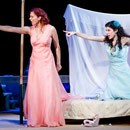 Sylvia Rena Ziegler als Dorabella in Così fan tutte mit Noa Danon als Fiordiligi, Theater Magdeburg 2014 (Foto: Andreas Lander)
