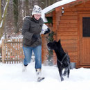 Toben im Schnee. PS: Steinhart der Fußball, blöd!