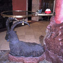 Eingangstisch Hotel Moigg - Zillertal - gegossener Steinbock mit Glastisch als Ablage in Bronze gefasst