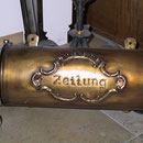 Zeitungsrolle in Messing