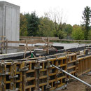 26.10.2013 Rundes Fundament wird um den Bau gezogen