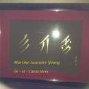 Calligraphie nüshu, feuille d'or sur papier texturé marron - création MSaussure-Young, encadré
