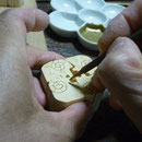 羊に金色を色づけ作業