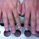während Behandlung, Nägel wurden mit Gel und Schablonentechnik verlängert.