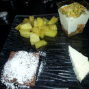 9. Gang: Brownie, warmer Ananassalat mit Vanilleglace und Mandarineschichtdessert